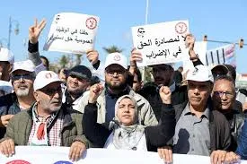 أعلن السيد يونس السكوري، وزير الإدماج الاقتصادي والمقاولة الصغرى والتشغيل والكفاءات، أن المصادقة على مشروع القانون التنظيمي المتعلق بممارسة الحق في الإضراب، ستتم غدا الثلاثاء، بلجنة القطاعات الاجتماعية بمجلس النواب. وأبرز السكوري، خلال دراسة مشروع الميزانية الفرعية لوزارة الإدماج الاقتصادي والمقاولة الصغرى والتشغيل والكفاءات للسنة المالية 2025، بلجنة التعليم والشؤون الثقافية والاجتماعية بمجلس المستشارين، مؤخرا، أنه تم الشروع في مناقشة مشروع هذا القانون داخل لجنة القطاعات الاجتماعية بمجلس النواب تنفيذا للالتزامات الواردة في الاتفاق الاجتماعي لأبريل الماضي، الموقع بين الحكومة والمنظمات المهنية للمشغلين والمنظمات النقابية للأجراء الأكثر تمثيلية. يشار إلى أن الوزير السكوري إلتقى الأسبوع الماضي بجميع الفرق البرلمانية التي تمثل المعارضة، كل منها على حدة (المعارضة الاتحادية والفريق النيابي لحزب التقدم والاشتراكية، وكذا الفريق النيابي لحزب الحركة الشعبية، والمجموعة النيابة للعدالة والتنمية)، كما اجتمع بفرق الأغلبية مجتمعة، بالإضافة إلى الفريق الدستوري الديمقراطي الاجتماعي، من أجل تقديم تعديلات على مشروع القانون التنظيمي للإضراب.